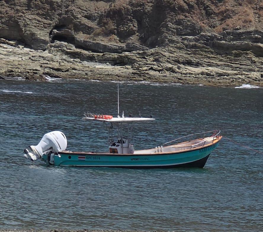 Lancha privada en la costa de Sámara